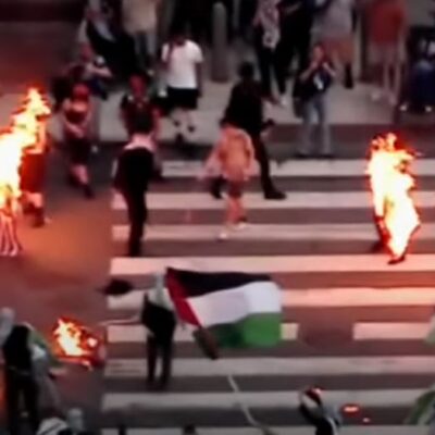 Manifestant·es pro-palestinien·nes brulant des drapeaux états-uniens à Philadelphie