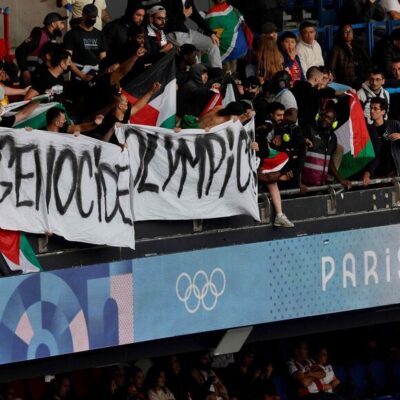 Une banderolle dénonçant le génocide en palestine lors du match Israël-Paraguay durant les JO de Paris