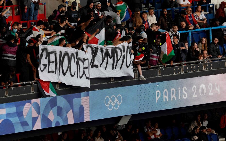 Une banderolle dénonçant le génocide en palestine lors du match Israël-Paraguay durant les JO de Paris
