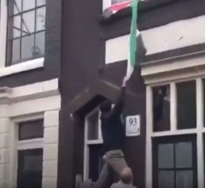 Supporter-d'extrême-droite-israélien-arrachant-un drapeau palestinien à Amsterdam