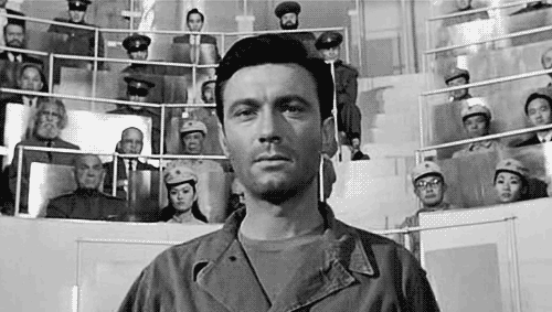 Air du temps: dans The Manchurian Candidate (roman de 1959, film de 1962), les communistes lavent le cerveaux de prisonniers de guerre américains pour en faire leurs créatures. 