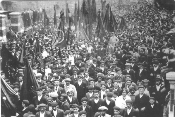 République soviétique des Asturies: Manifestation de masses à Mieres