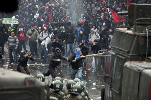 Affrontements étudiants/policiers à Santiago