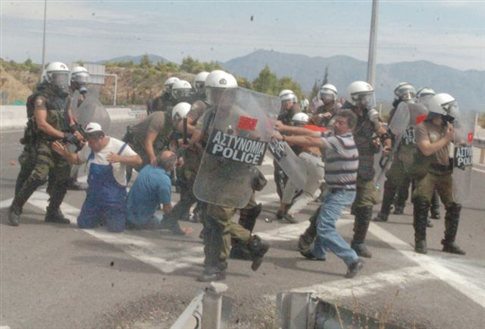 Affrontements grévistes vs policiers en Grèce