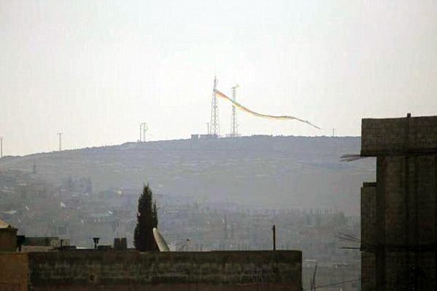 Immense drapeau YPG accroché lors de la libération de Kobané en janvier 2015.