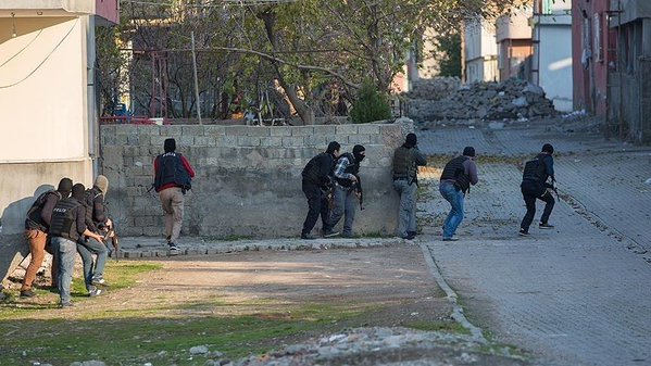 Les forces de sécurités prennent d'assaut une barricade à Diyarbakir
