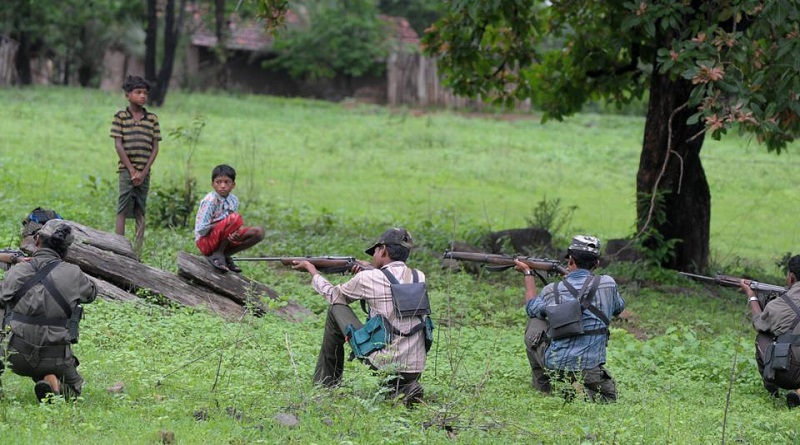 Guérilleros maoïstes à l'entrainement