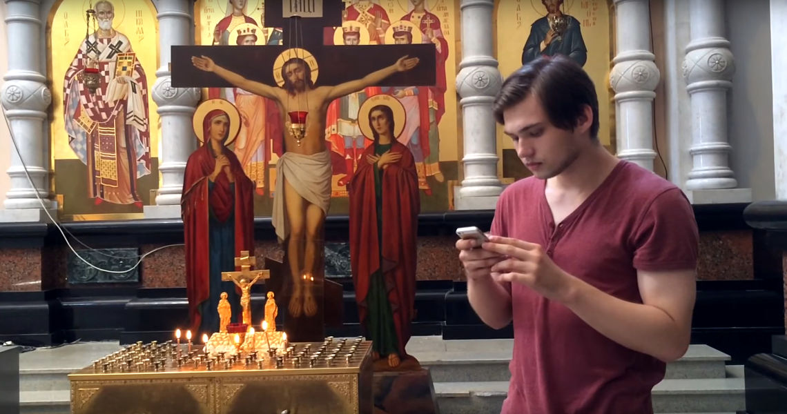 Rouslan Sokolovski chassant les Pokémons dans l’église de Tous-les-Saints à Ekaterinbourg