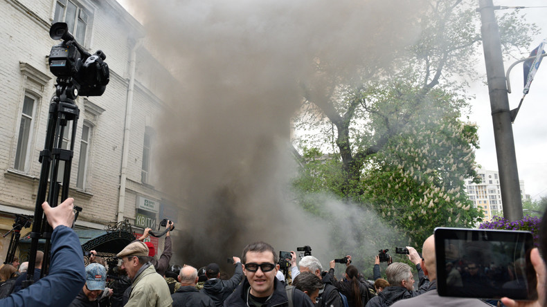 Grenade fumigène jetée par les fascistes sur le défilé à Kiedv