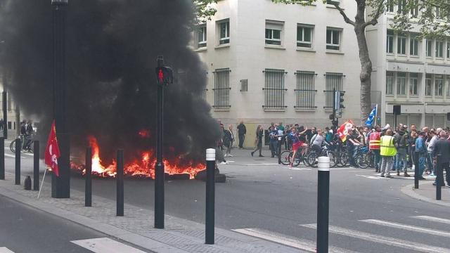Le feu de pneus devant la mairie du Havre, le 13 juin