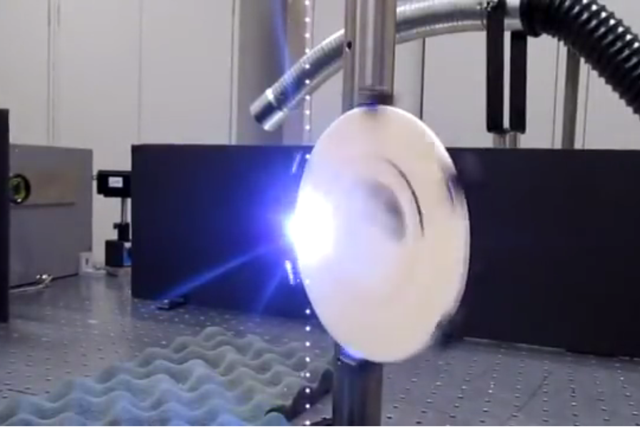 Le Laser-Induced Plasma Effect