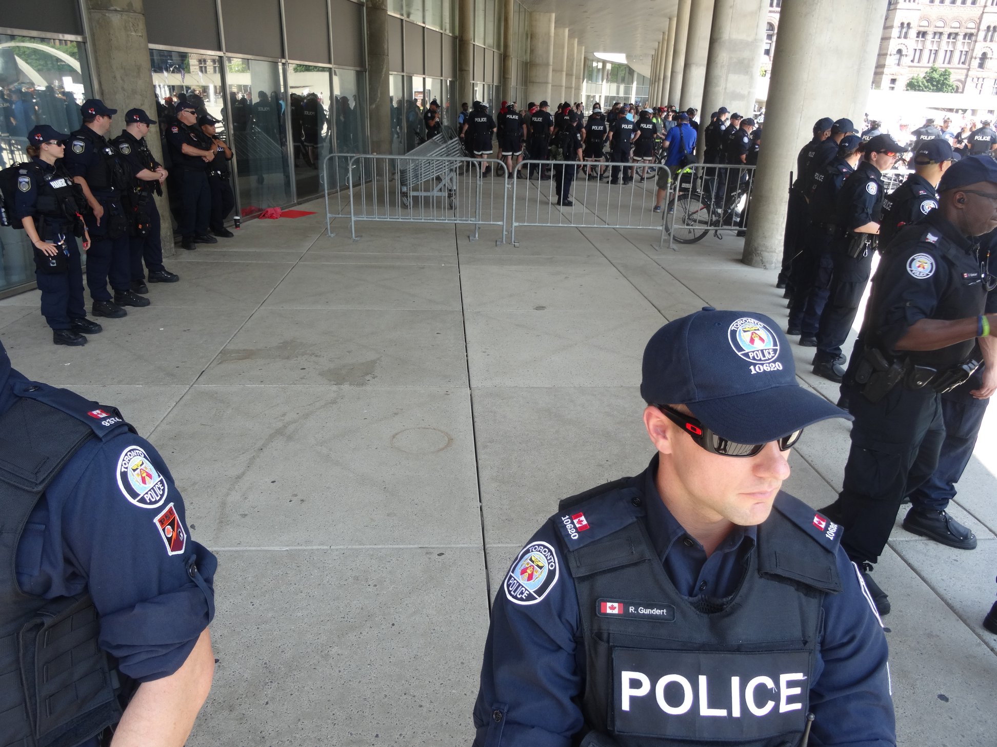 La police de Toronto protège un espace vide qui devait accueillir une manifestation fasciste 