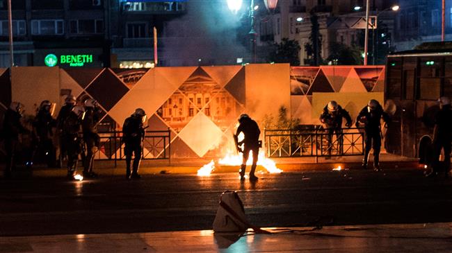 Policiers anti-émeutes ayant essuyé un jet de cocktail Molotov à la commémoration de Pavlos Fyssas