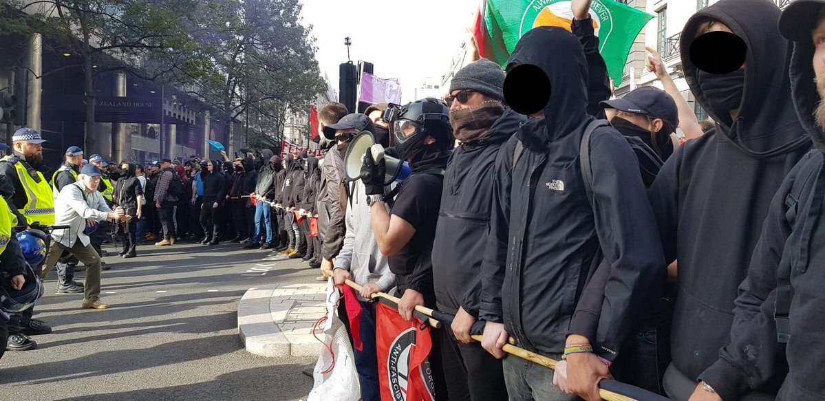 Antifascistes bloquant la marche des supporters d'extrême droite 
