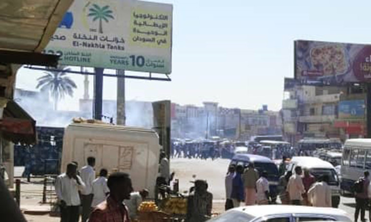 Des gaz lacrymogènes lors d'une manifestation hier à Omdurman, 