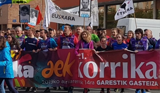 Photos des prisonniers de l'ETA portées sur le parcours de la Korrika 