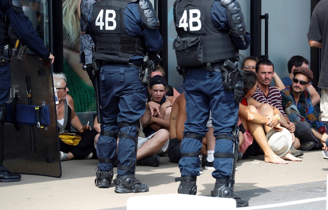 Des policiers retiennent un groupe de manifestants en marge du G7, à Bidart, le 25 août.