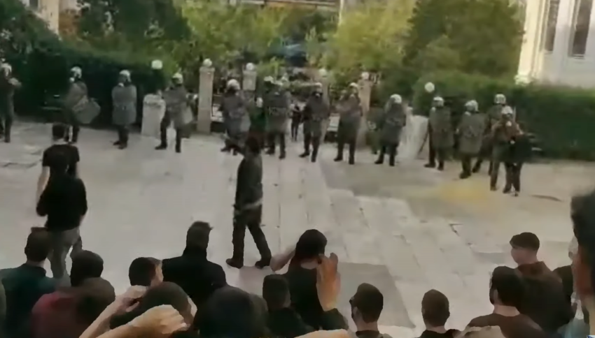 La police anti-émeute envahit l'Université d'économie et de business d'Athènes