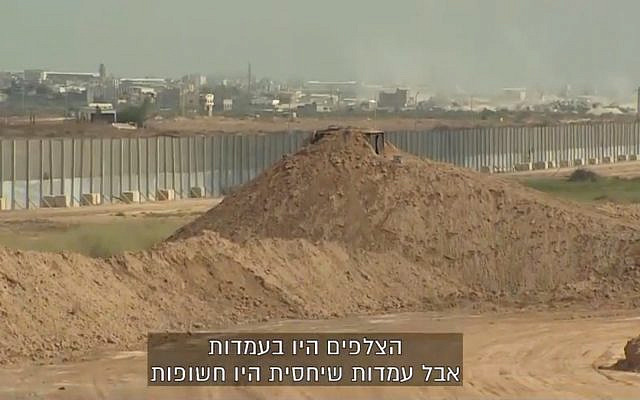 Un poste de tireur d’élite au sommet d’un mur de sable à la frontière de Gaza