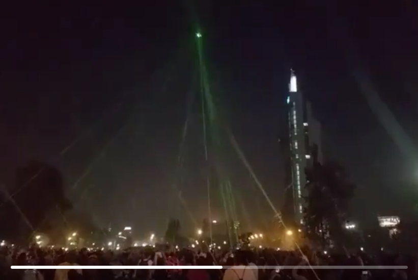 Le drone dans le faisceau de rayons laser