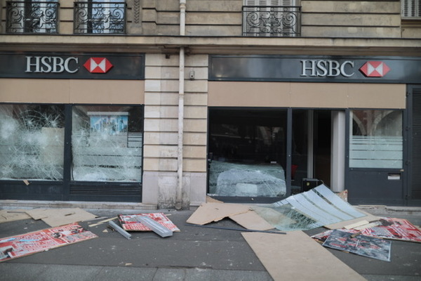 L'agence HSBC, avenue Daumesnil, attaquée hier par les manifestants