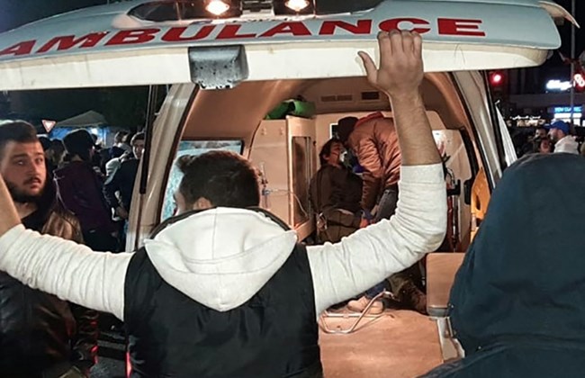 Une ambulance emporte un manifestant blessé à Sidon