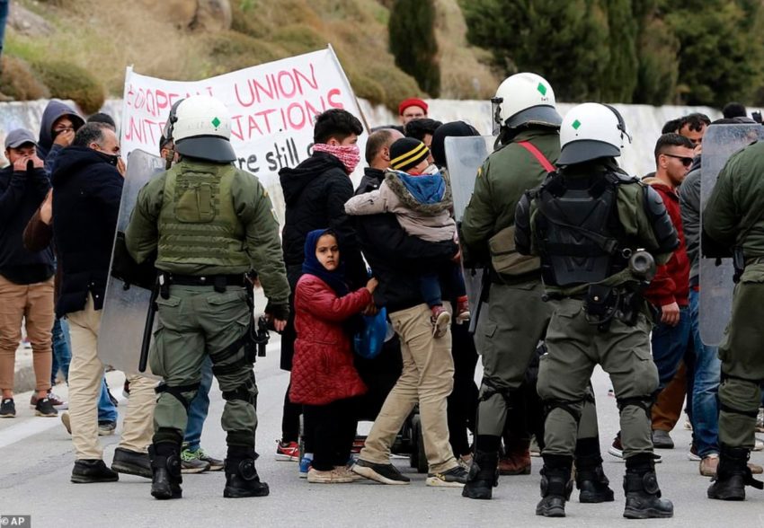 Affrontement entre une manifestations de migrant·es et la police sur l'île de Lesbos