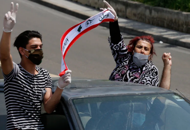 Des manifestant·es anti-gouvernementaux libanais manifestent depuis leur voiture