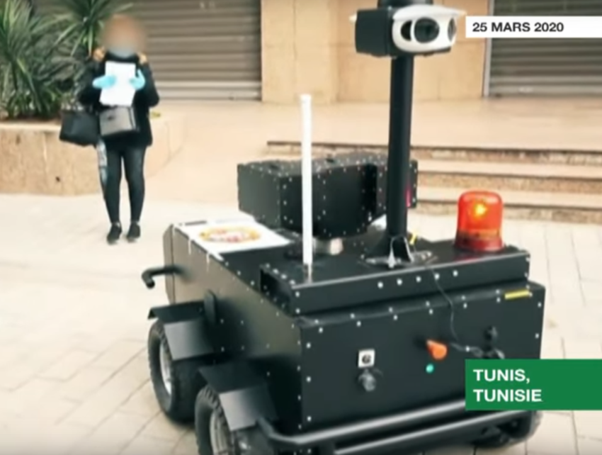 Un robot tunisien contrôlant une attestation de sortie