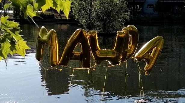 Des ballons arborant le nom de Mawda flottaient au-dessus des étangs d'Ixelles