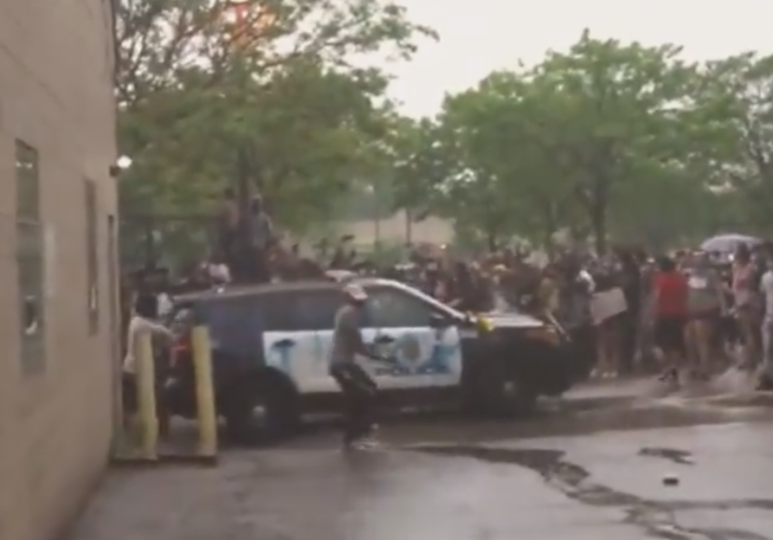Les habitant·es révolté·es attaquent une voiture de police de Minneapolis
