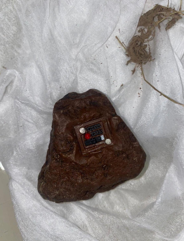 Un dispositif d'écoute déguisé en roche découvert par des habitants de Derry
