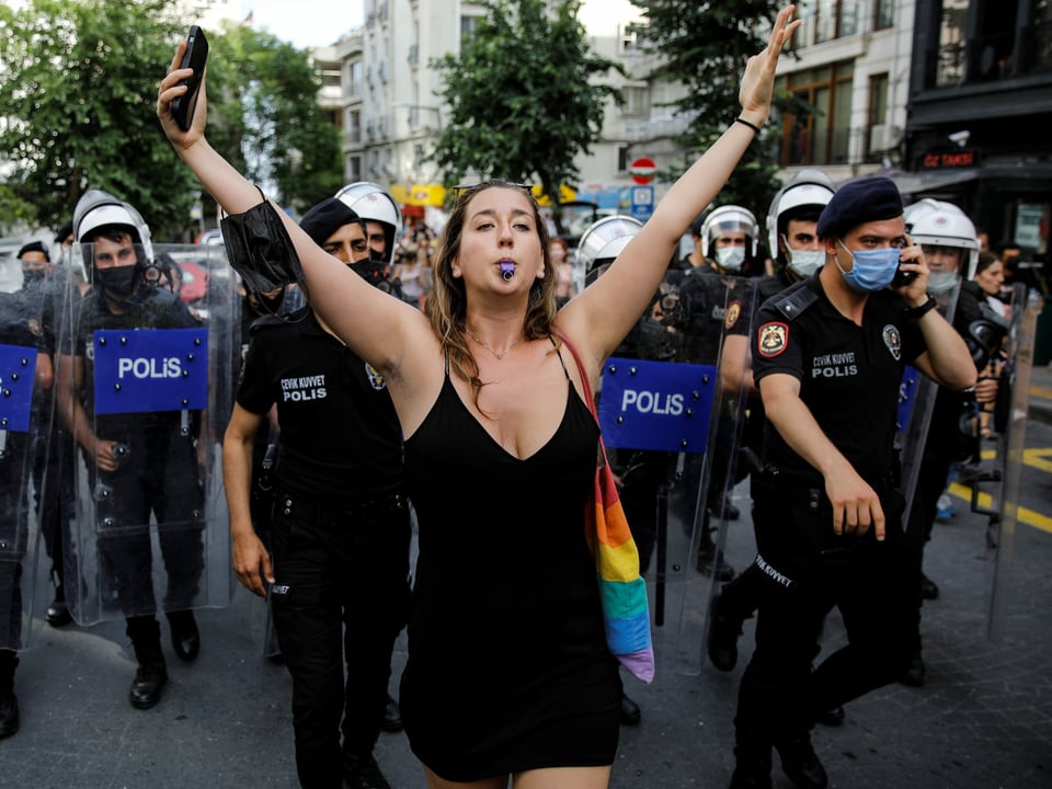 Turquie R Pression De La Pride Lgbtq Istanbul