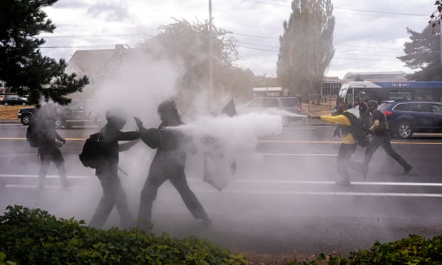 Affrontements entre fascistes et antifascistes à Portland.jpeg