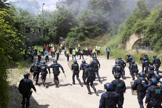 Des policiers s'entraînent à mener une charge contre les manifestants