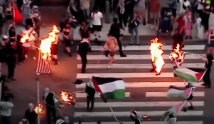 Manifestant·es pro-palestinien·nes brulant des drapeaux états-uniens à Philadelphie