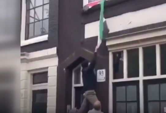 Supporter-d'extrême-droite-israélien-arrachant-un drapeau palestinien à Amsterdam